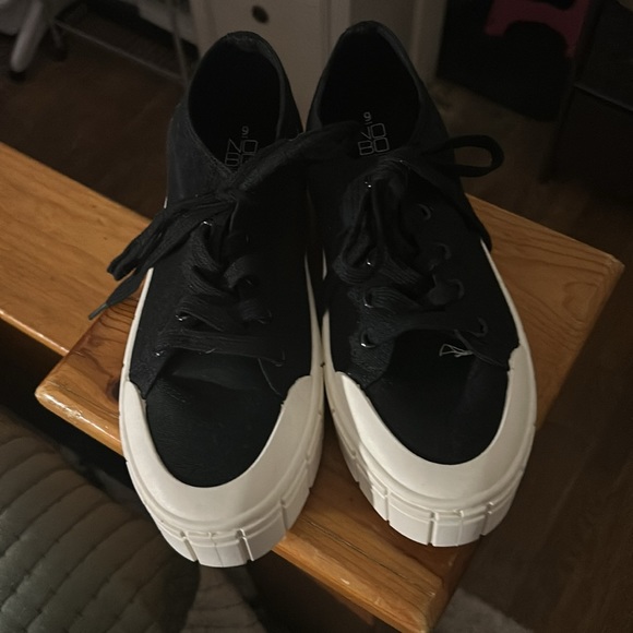 No Boundaries Women's Low Chunky Lug Fashion Sneakers - Picture 3 of 7